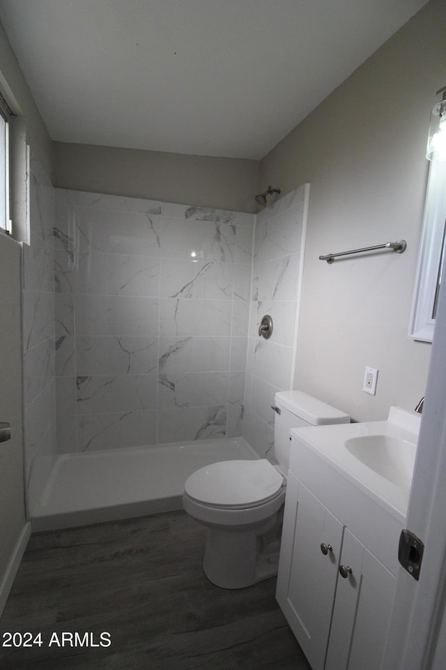 5918 S Grover Cyn Rd, Claypool, AZ 85532 - bathroom with vanity, toilet, wood finished floors, and a tile shower