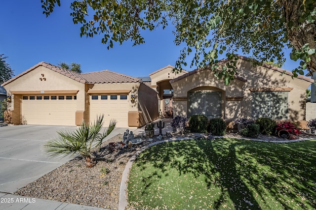 view of front of home featuring a front yard and a garage