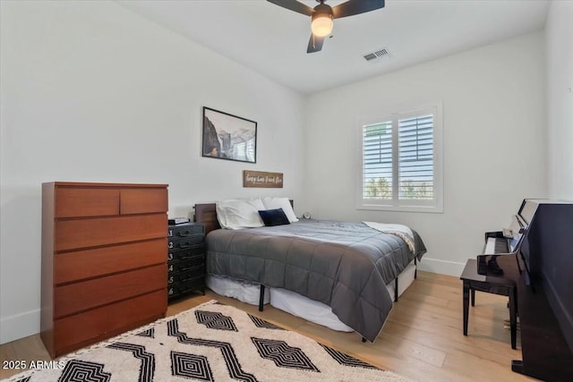 bedroom featuring light wood-style flooring, baseboards, and ceiling fan