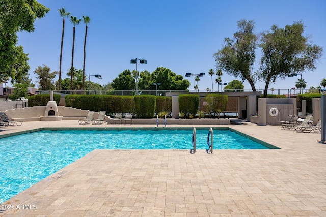 2547 W Naranja Ave, Mesa, AZ 85202 - community pool with a patio area