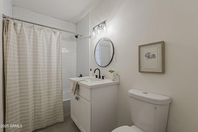 1616 E Pecan Rd, Phoenix, AZ 85040 - full bath featuring shower / tub combo, vanity, and tile patterned flooring