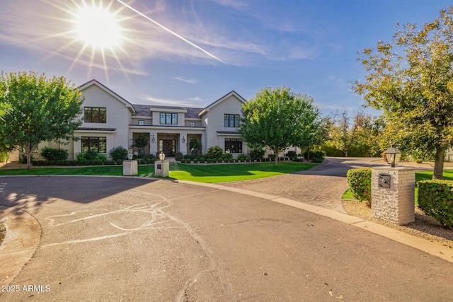 view of front of house featuring a front lawn