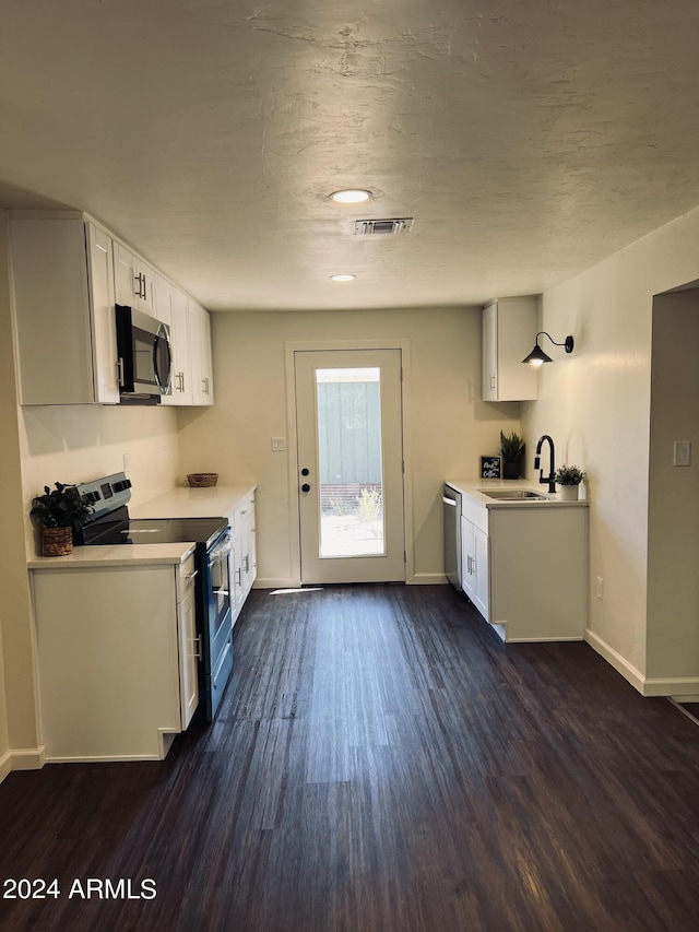 647 S Moonlight Dr, Payson, AZ 85541 - kitchen with a sink, visible vents, dark wood-style flooring, and stainless steel appliances