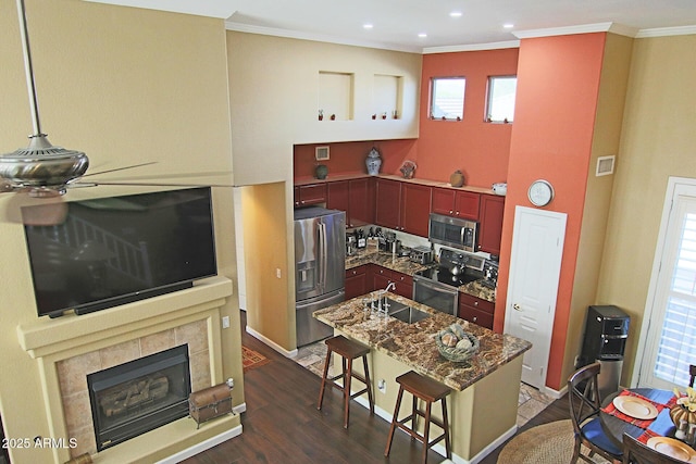 15221 N Clubgate Dr Unit 2044, Scottsdale, AZ 85254 - kitchen with stainless steel appliances, dark wood finished floors, a ceiling fan, crown molding, and a breakfast bar
