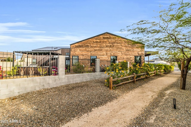 908 W Caldwell St, Phoenix, AZ 85041 - view of side of home with a fenced front yard