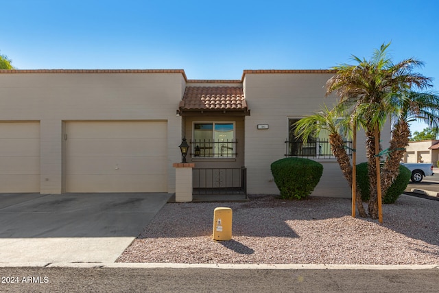 view of front of property featuring a garage