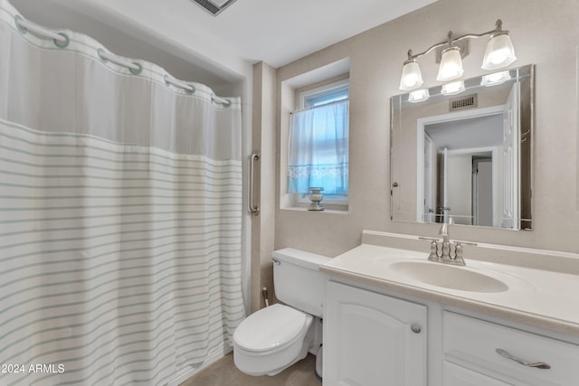 bathroom featuring a shower with curtain, vanity, and toilet