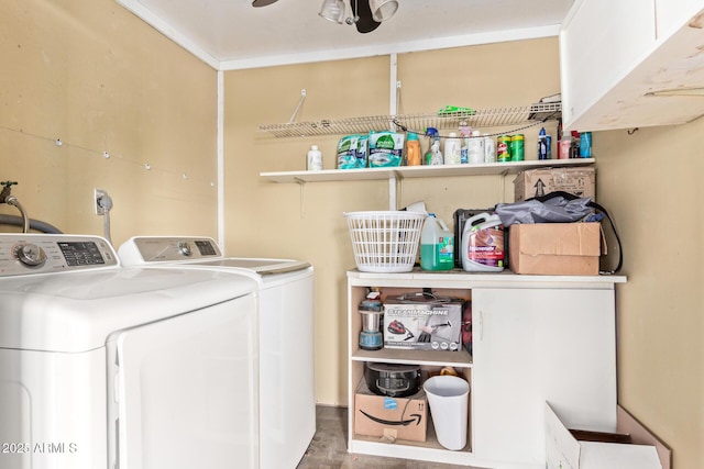 laundry room with ceiling fan and washing machine and clothes dryer