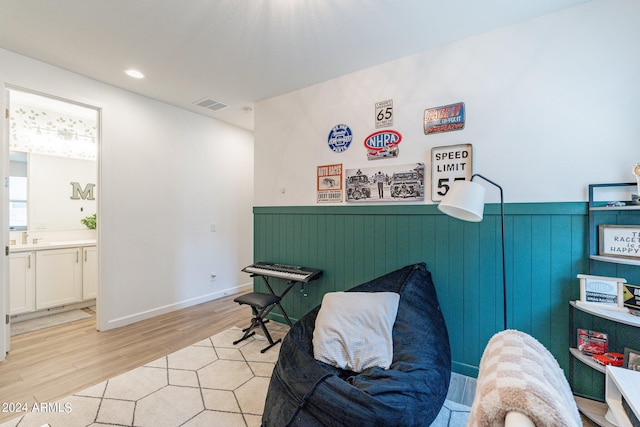 sitting room with light hardwood / wood-style floors