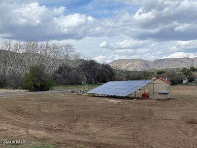 view of yard featuring a mountain view