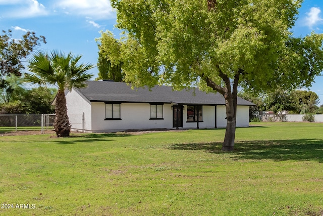 view of front of house featuring a front yard