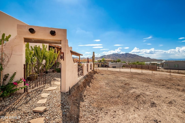 view of yard with a mountain view