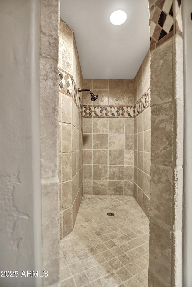 bathroom featuring a tile shower