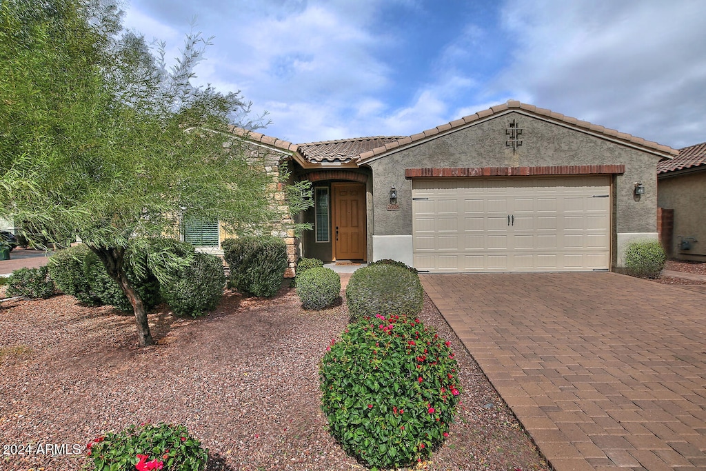 view of front facade with a garage