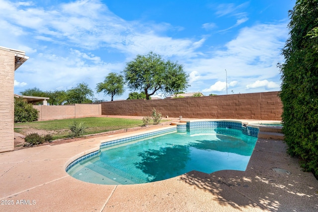 2109 W Wildhorse Dr, Chandler, AZ 85286 - view of swimming pool with a fenced backyard and a pool with connected hot tub