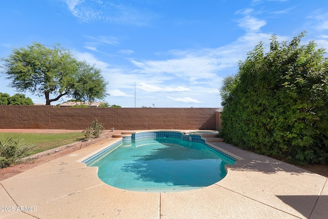 2109 W Wildhorse Dr, Chandler, AZ 85286 - view of pool with a fenced backyard and a pool with connected hot tub