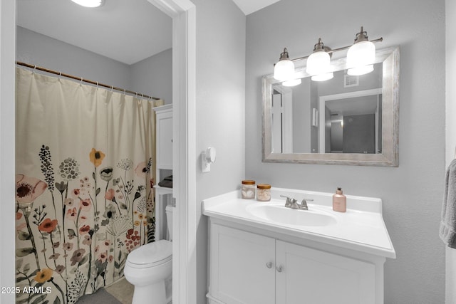 full bath featuring visible vents, toilet, vanity, and a shower with curtain