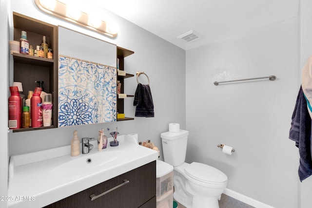 full bathroom featuring vanity, a shower with curtain, visible vents, baseboards, and toilet