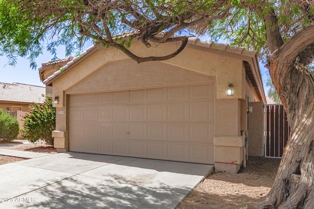 5439 W Sands Rd, Glendale, AZ 85301 - garage featuring concrete driveway and fence