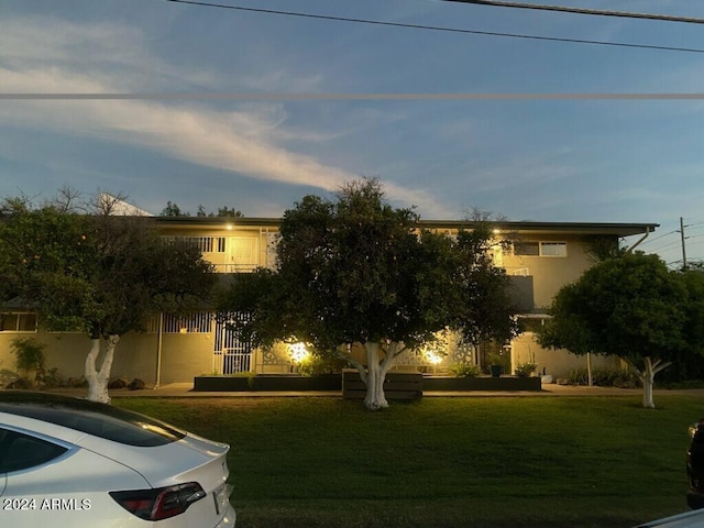 view of front of house featuring a lawn