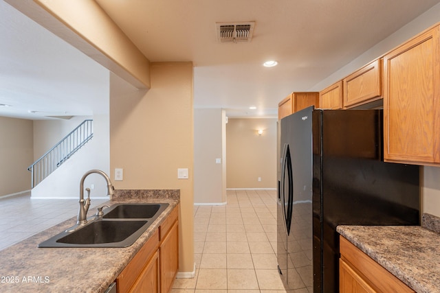 16021 N 30th St Unit 122, Phoenix, AZ 85032 - kitchen featuring a sink, freestanding refrigerator, light tile patterned floors, baseboards, and recessed lighting