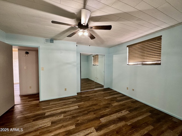 unfurnished room with dark wood-type flooring and ceiling fan