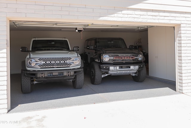 5102 W Whispering Wind Dr, Glendale, AZ 85310 - garage with a garage door opener