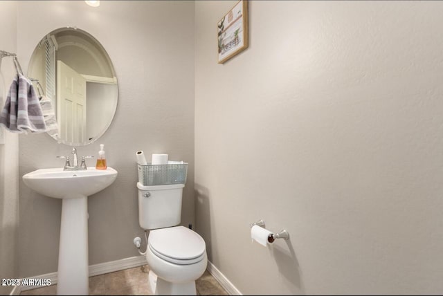 3914 S 58th Ln, Phoenix, AZ 85043 - bathroom featuring toilet, baseboards, and tile patterned flooring