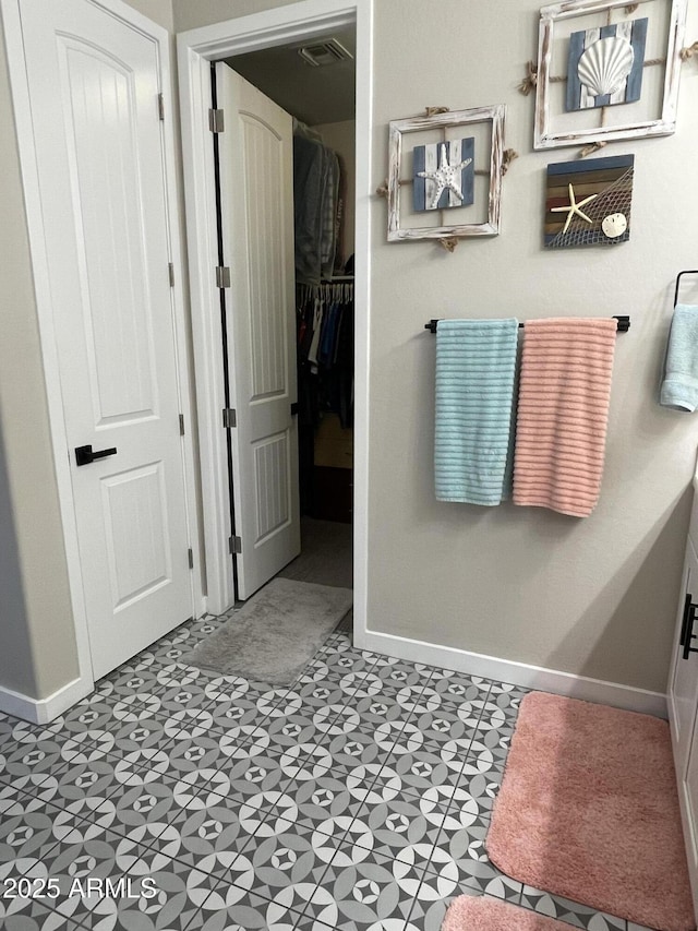 bathroom featuring visible vents and baseboards