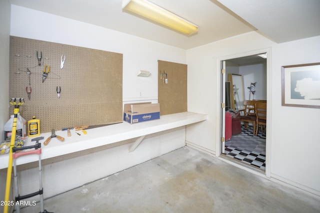 11430 E Manzanita Trl, Dewey, AZ 86327 - interior space with a workshop area