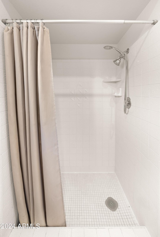 7012 N 22nd St, Phoenix, AZ 85020 - bathroom featuring curtained shower