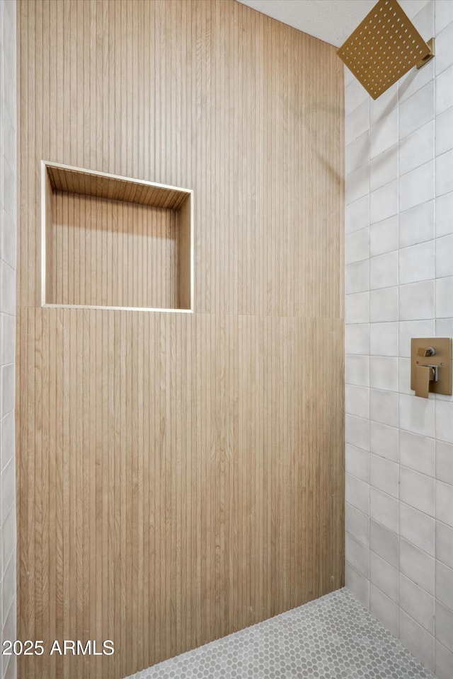 bathroom featuring a tile shower