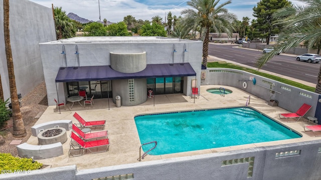 902 W Glendale Ave Unit 102, Phoenix, AZ 85021 - community pool with a patio, a community hot tub, and an outdoor fire pit