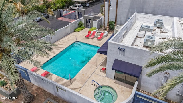 902 W Glendale Ave Unit 102, Phoenix, AZ 85021 - community pool with a community hot tub and a patio