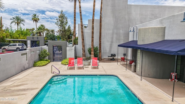 902 W Glendale Ave Unit 102, Phoenix, AZ 85021 - community pool with a patio and a gate