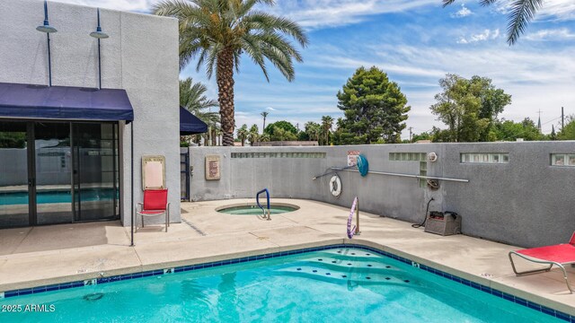 902 W Glendale Ave Unit 102, Phoenix, AZ 85021 - community pool featuring a patio and a hot tub