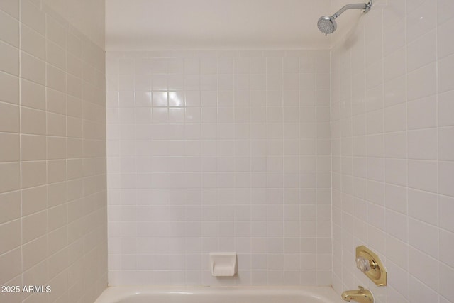 bathroom featuring tiled shower / bath