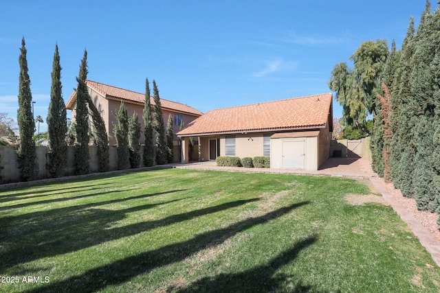 view of front of house featuring a front lawn