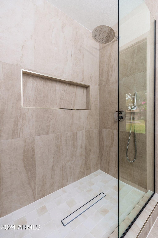 bathroom featuring tiled shower