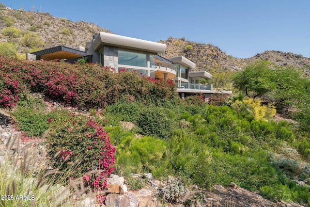 view of side of property featuring a mountain view