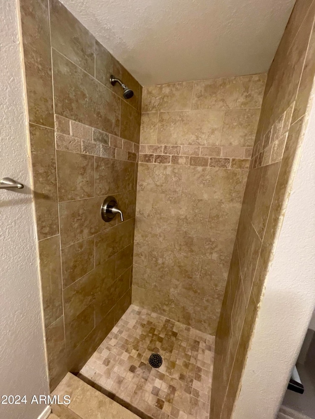 bathroom featuring tiled shower