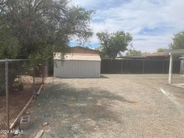 view of yard featuring a shed