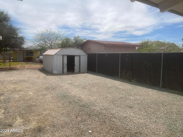 view of yard with a storage unit