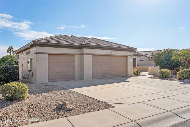 view of front facade featuring a garage