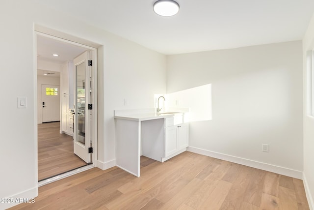 washroom with light wood-style floors, recessed lighting, and baseboards