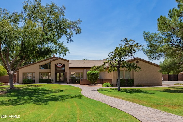 view of front facade featuring a front lawn