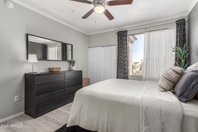 29606 N Tatum Blvd Unit 245, Cave Creek, AZ 85331 - bedroom with light wood-type flooring, crown molding, baseboards, a closet, and a ceiling fan
