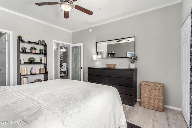 29606 N Tatum Blvd Unit 245, Cave Creek, AZ 85331 - bedroom featuring light wood-style flooring, crown molding, baseboards, and ceiling fan