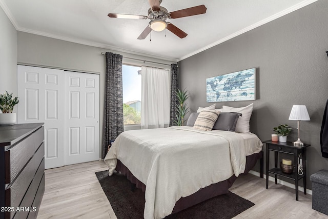 29606 N Tatum Blvd Unit 245, Cave Creek, AZ 85331 - bedroom featuring light wood finished floors, ornamental molding, a ceiling fan, and a closet