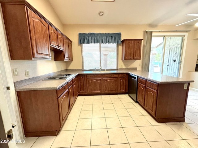 kitchen featuring light tile patterned flooring, kitchen peninsula, stainless steel appliances, ceiling fan, and sink